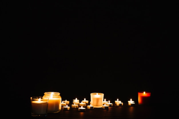 Foto encantadoras velas en llamas