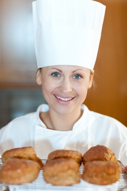 Encantadores bollos de cocina cocinero joven