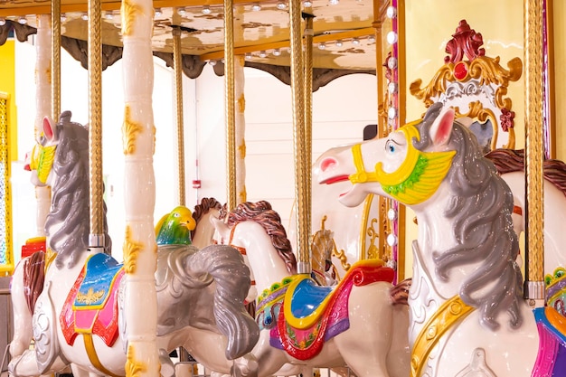 Los encantadores, caprichosos y delicados detalles de los caballos de carrusel blancos de pelo gris