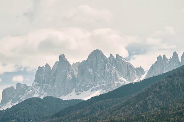 Los encantadores Dolomitas Un mágico pueblo de montaña con el impresionante telón de fondo de los Alpes Dolomitas en Italia Europa