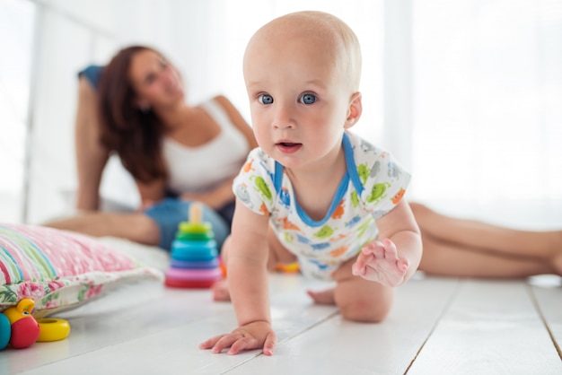 Encantadores gateos de bebé de seis meses