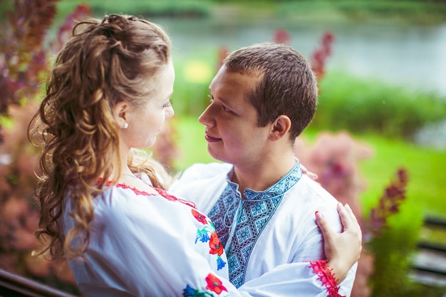 Encantadores novios vestidos con ropas ucranianas