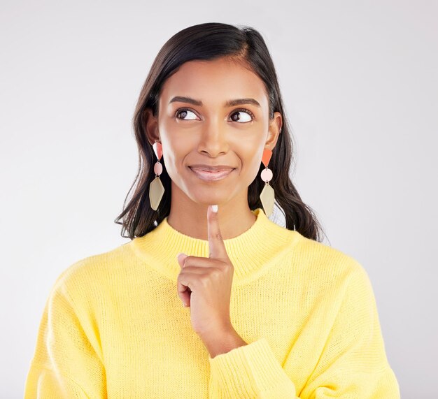 Encare a ideia e sorria com uma mulher em um fundo branco no close do estúdio para decidir sobre uma escolha Cabeça pensando e feliz com uma jovem atraente contemplando um pensamento sobre suas opções