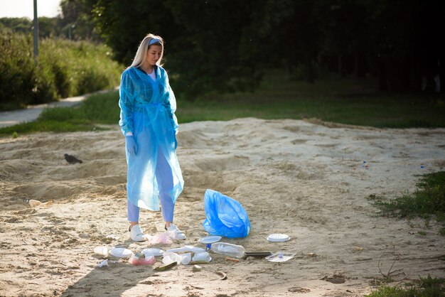 Encargado de la basura o basura en la playa.