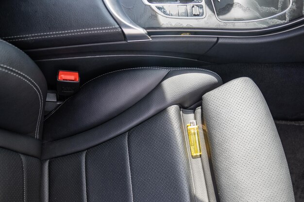 Encendedor de gas olvidado en el asiento del automóvil que puede provocar un incendio en un clima cálido y soleado