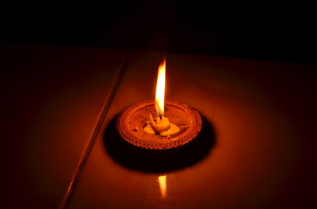 Foto encender velas en una fila sobre fondo negro