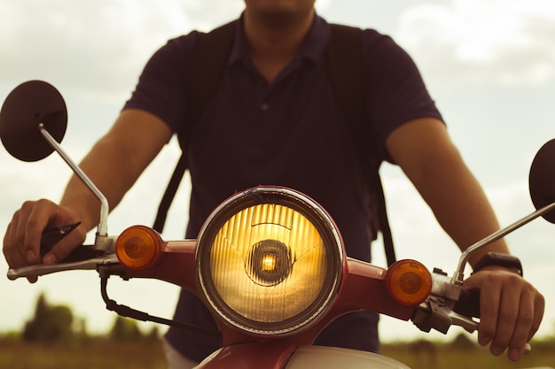 Foto encendido del faro de la moto con luz cálida