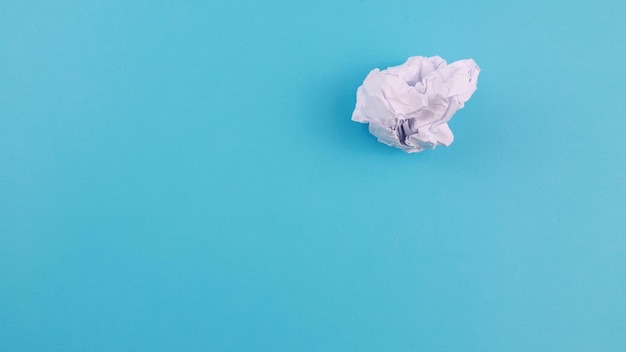 Encerramento de papel amassado branco lixo sobre fundo azul Conceito de reciclagem