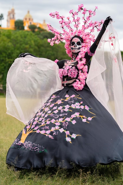 Foto enchanting catrina a da de los muertos sessão fotográfica nos campos de cempasuchil de cholula emoldurada pelo ic