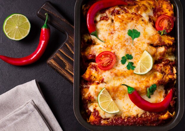 Enchilada mexicana assada em assadeira.