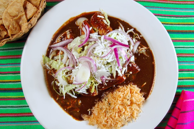 Enchiladas De Mole Y Arroz De La Comida Mexicana.