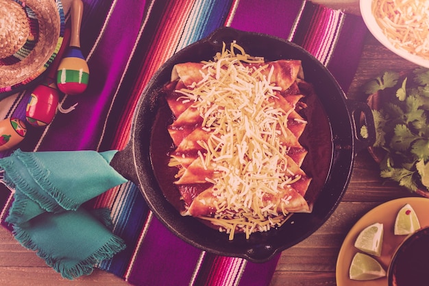 Enchiladas de pollo caseras en sartén de hierro fundido.