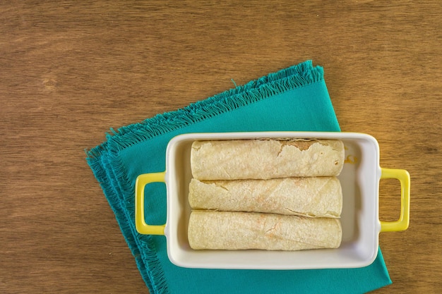 Enchiladas de pollo con queso cheddar y salsa.