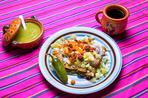 Foto enchiladas prato comida mexicana tradicional em um fundo colorido