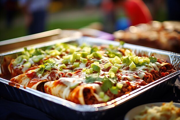 Enchiladas siendo servidas en un restaurante con vista a la cocina