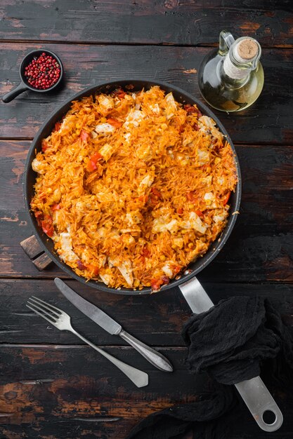 Enchiladas tradicionales mexicanas con carne de pollo, arroz y queso cocina mexicana., Sobre fondo de mesa de madera oscura antigua, vista superior plana