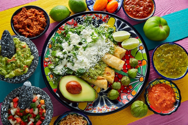 Enchiladas verdes, comida mexicana, com, guacamole