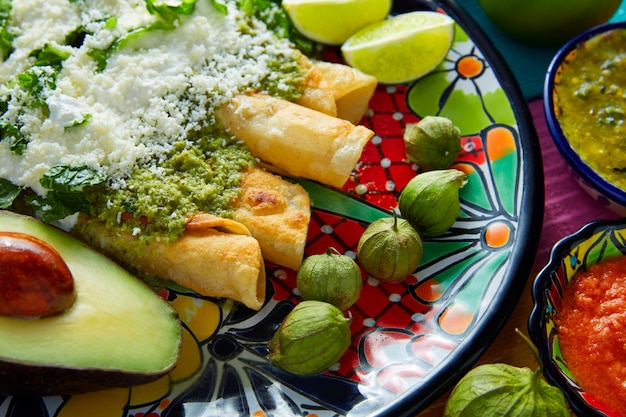 Enchiladas verdes, comida mexicana, com, guacamole