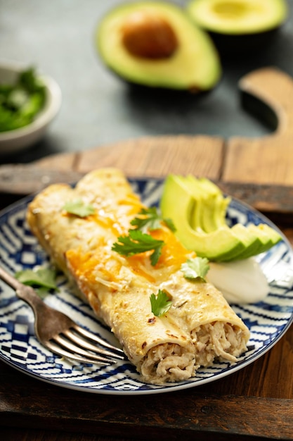 Foto enchiladas verdes em um prato de assar