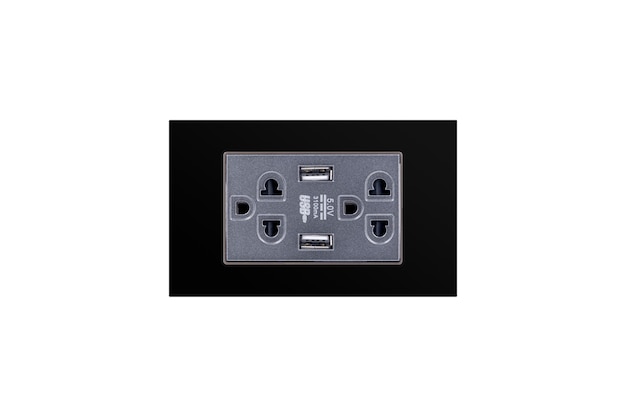 Enchufe de alimentación de CA de tomacorriente de pared de color negro con toma de salida USB 5.0V CC para cargador aislado sobre fondo blanco.