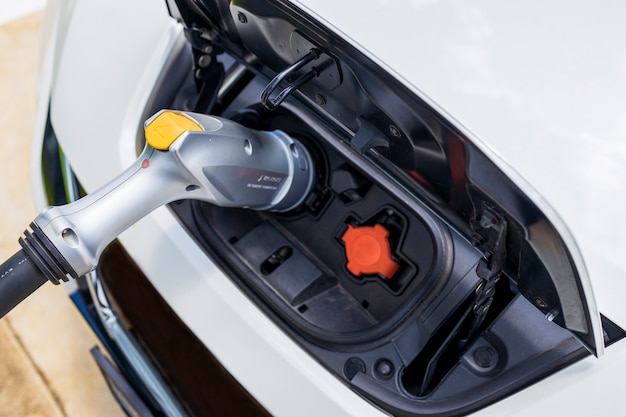 Enchufe de la bomba del cable de alimentación en el poder de carga del coche eléctrico EV