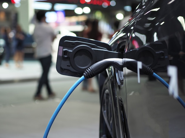 Enchufe del vehículo de carga eléctrica en la batería de recarga en el color negro del coche energía de energía limpia para el futuro