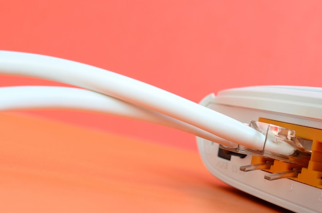 Los enchufes del cable de Internet están conectados al enrutador de Internet.
