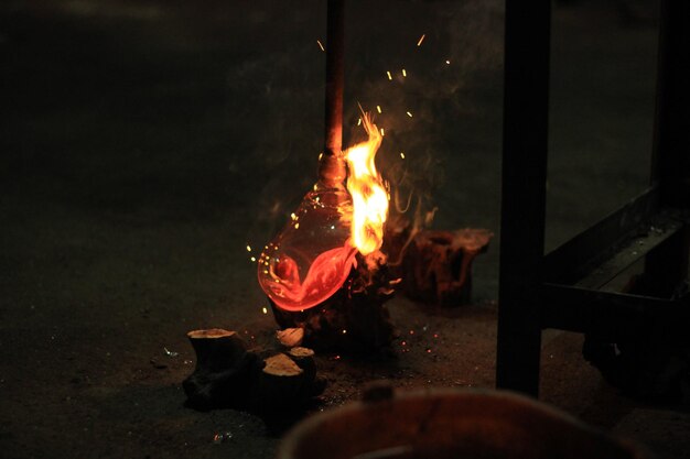 Se enciende un fuego con un paño rojo sobre él.