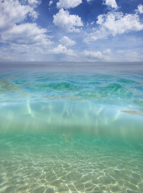 Por encima y por debajo de la superficie del agua de mar