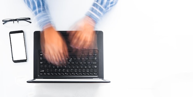 Foto encima de las manos de un hombre escribiendo rápido en una computadora portátil en un escritorio blanco programación concepto de trabajo de oficina