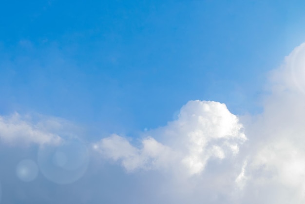 Por encima de las nubes hinchadas y el cielo azul