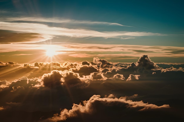 Por encima de las nubes el sol ilumina la belleza del cielo