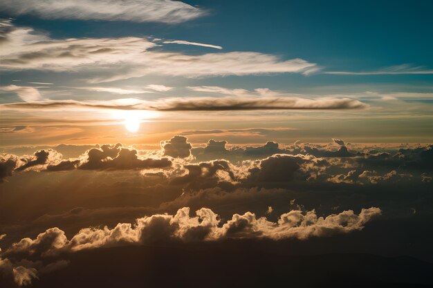 Por encima de las nubes el sol ilumina la belleza del cielo