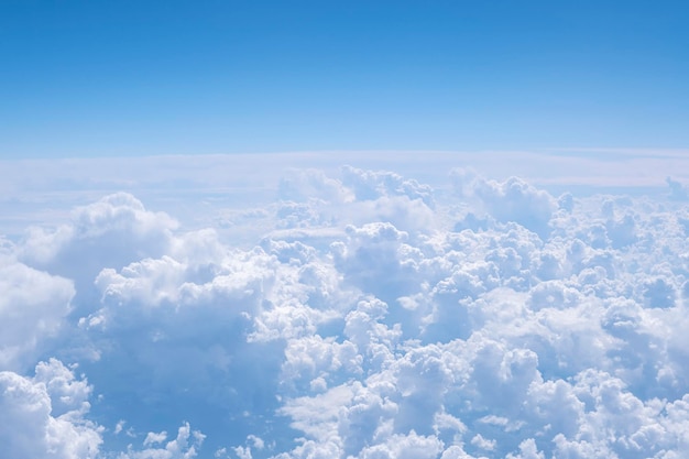 Por encima de las nubes Vista aérea desde la ventana del avión Cielo azul muchas nubes de fondo