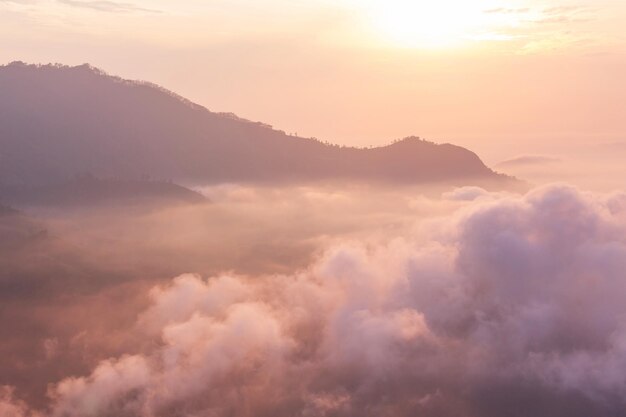 Por encima de las nubes