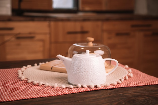 Encimera de cocina moderna en el interior del desván. Té y croissants en una mesa de madera