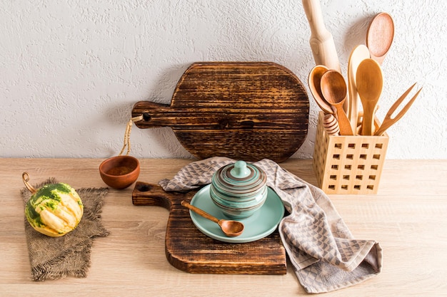 Encimera de madera de la casa de campo de la cocina con varios utensilios de cocina y productos agrícolas el concepto de decoración de una casa de campo