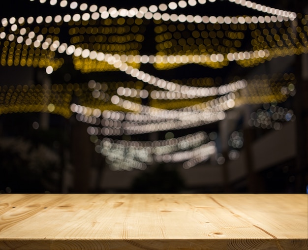 Foto encimera de mesa de madera con fondo claro de noche