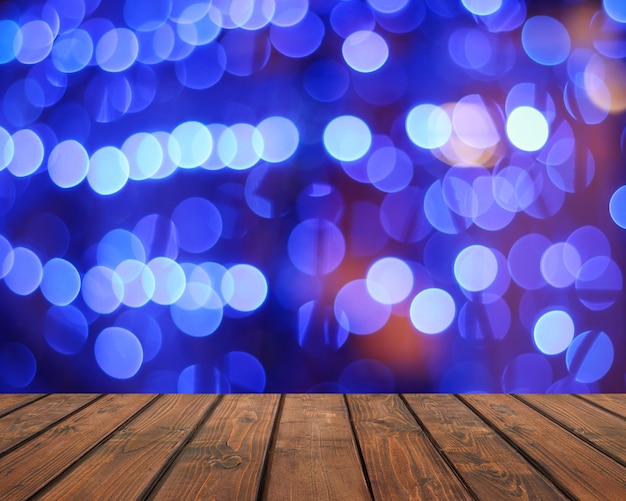 Encimera vacía en un fondo borroso azul con el bokeh. Tableros de madera de textura; suelo de madera. Espacio vacío para su sujeto.