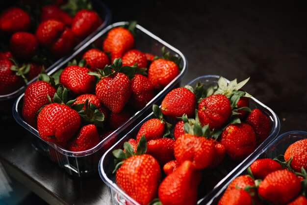 Encimeras de fresas frescas en la frutería. Foto de alta calidad