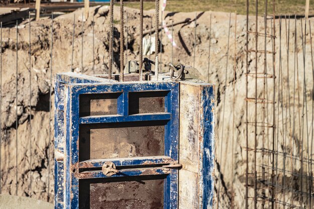 Encofrado de cimentación monolítica. Forma estructuras de encofrado vertical para el sótano de un edificio residencial. Cimentación de hormigón monolítico. Fundación de apoyo. Construcción de viviendas.