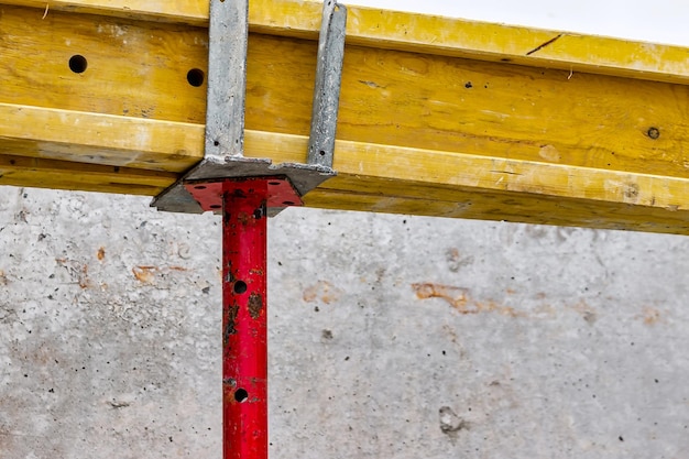 Encofrado para verter el segundo piso de un edificio monolítico Refuerzo de paredes y techo Trabajo monolítico durante la construcción de un primer plano del edificio Tecnologías de construcción