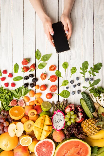 Encomendar diferentes frutas e legumes usando smartphones