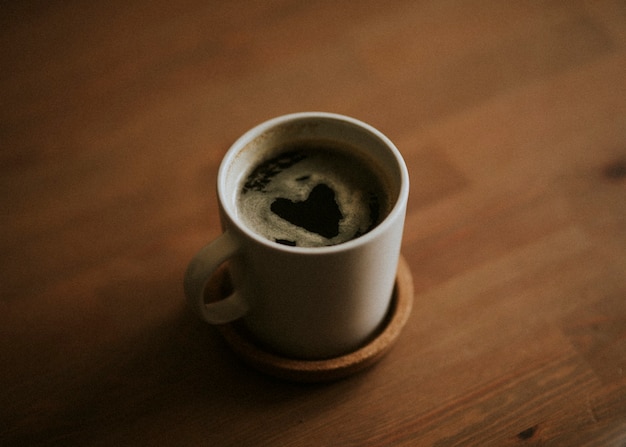 Encontrar un corazón en la taza de café de la mañana