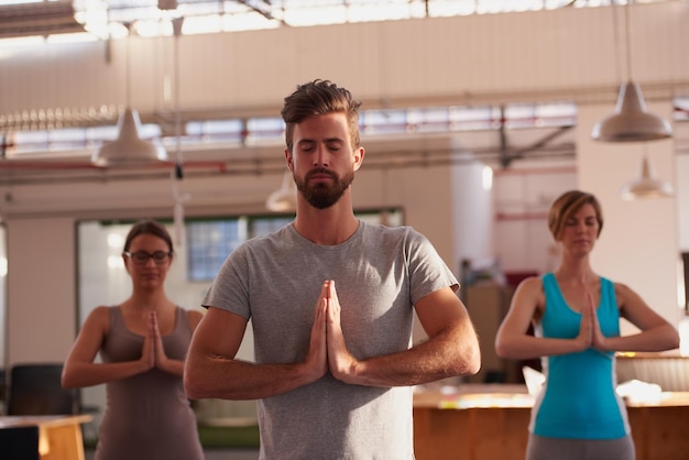 Foto encontrar la paz interior un grupo de personas haciendo yoga juntos