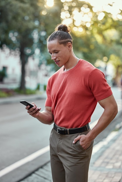 Encontre-me na cidade Foto de um jovem usando seu telefone na cidade