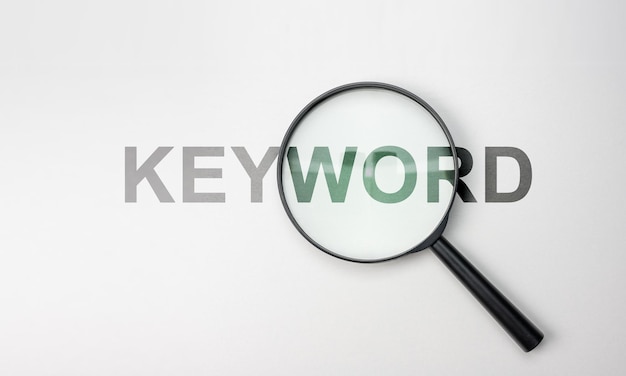 Encontre o conceito de palavras-chave Análise de palavras-chave Pesquisa de palavras-chave para SEO Search Engine Optimization Pesquisando dados de informações na rede de internet SEO Conceito de otimização de mecanismo de busca