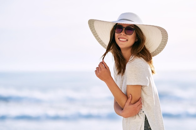 Encontre o seu lugar feliz Foto recortada de uma bela jovem posando na praia