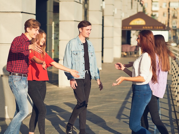 Encontro com o conceito do velho amigo. Jovens alegres parecendo felizes durante uma caminhada de verão ao ar livre