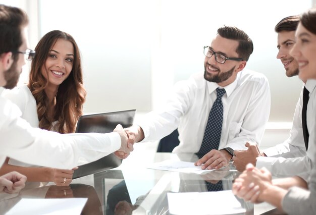 Encontro com parceiros de negócios no Desko conceito de cooperação